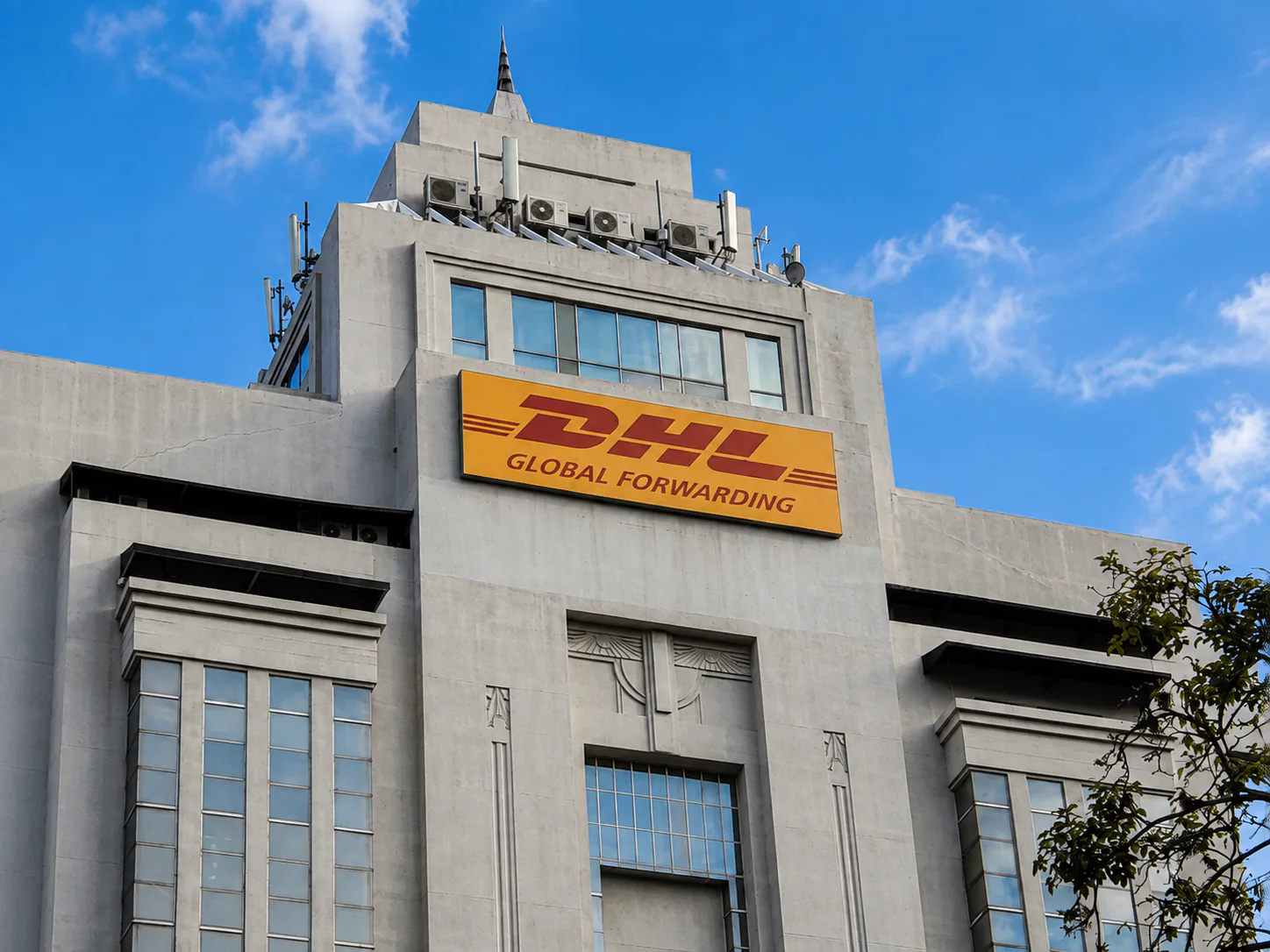 Fachada de edificio con aviso de DHL Global Forwarding